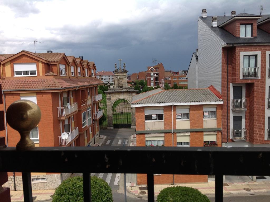 Hostal San Froilan La Virgen del Camino Exterior photo