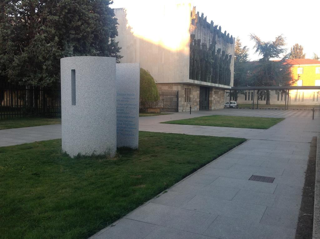 Hostal San Froilan La Virgen del Camino Exterior photo