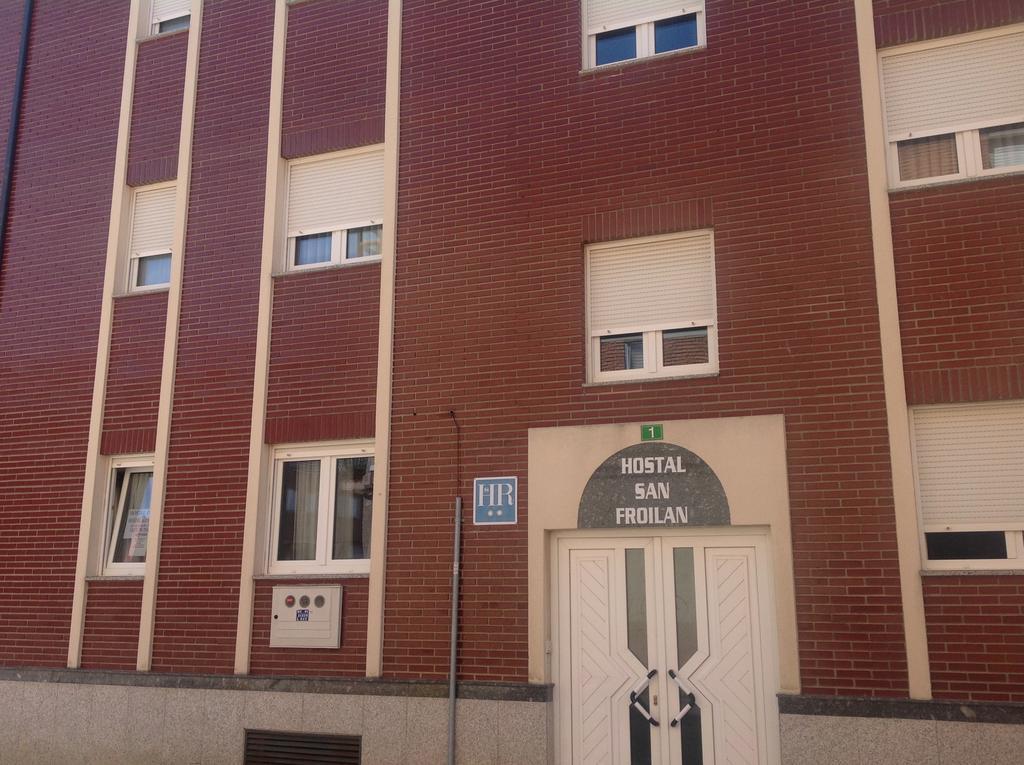 Hostal San Froilan La Virgen del Camino Exterior photo