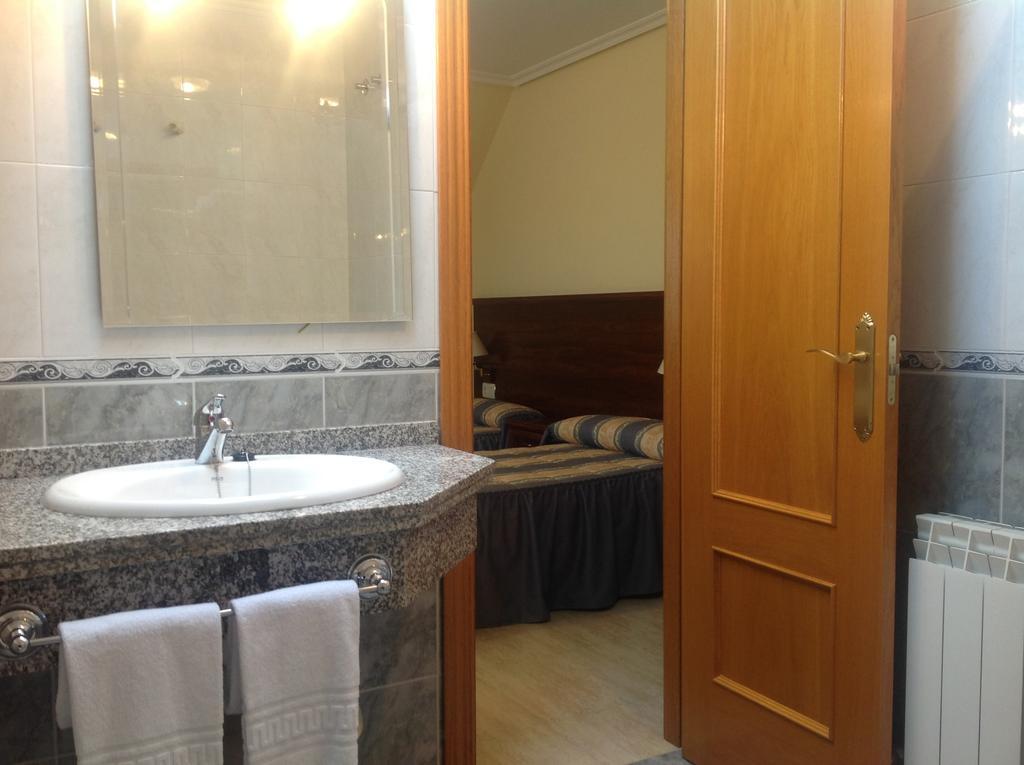 Hostal San Froilan La Virgen del Camino Room photo