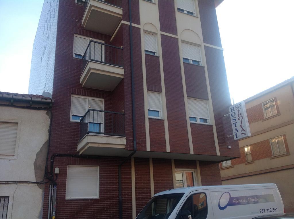 Hostal San Froilan La Virgen del Camino Exterior photo